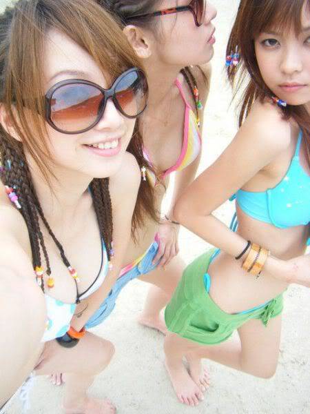 Cewek cewek cantik menggunakan bikini seksi kelihatan susu mulusnya